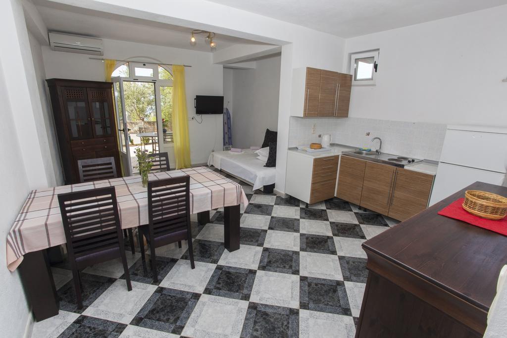 Apartments Damjanovic Makarska Esterno foto